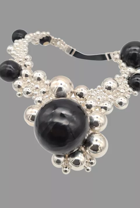 JoanaVasconcelos-Collier-Extravaganza-noir-Fondgrisclair.NET