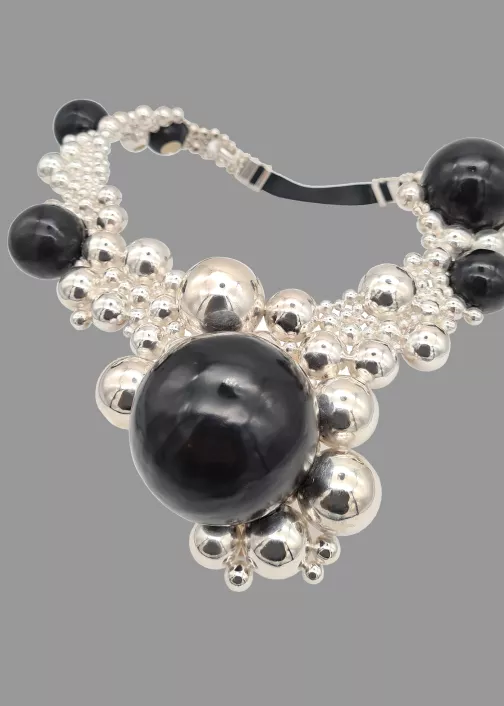 JoanaVasconcelos-Collier-Extravaganza-noir-Fondgrisclair.NET
