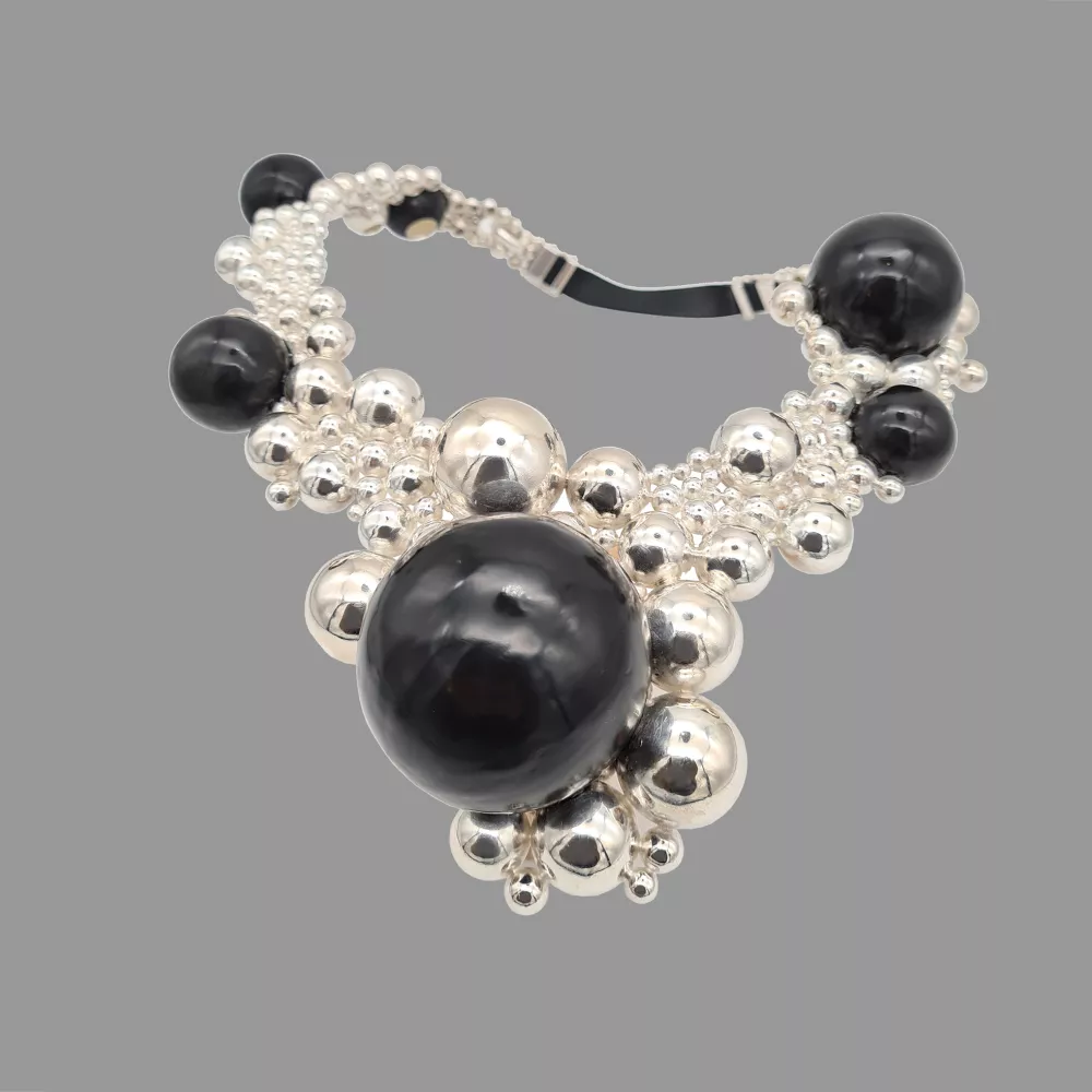 JoanaVasconcelos-Collier-Extravaganza-noir-Fondgrisclair.NET