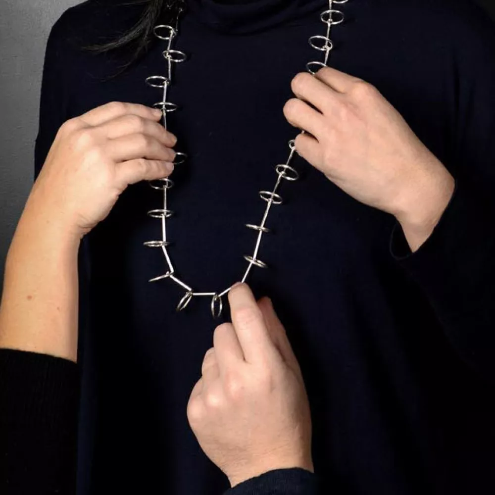 Aki-mains-collierRing-ON