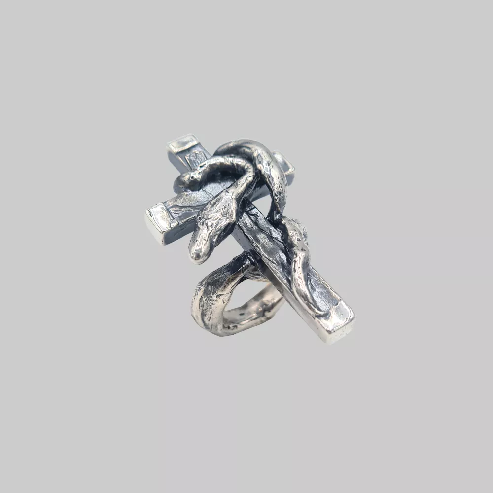 AndresSerrano-bagueCrucifix-Argent-2025-HD1-fondgrisclair