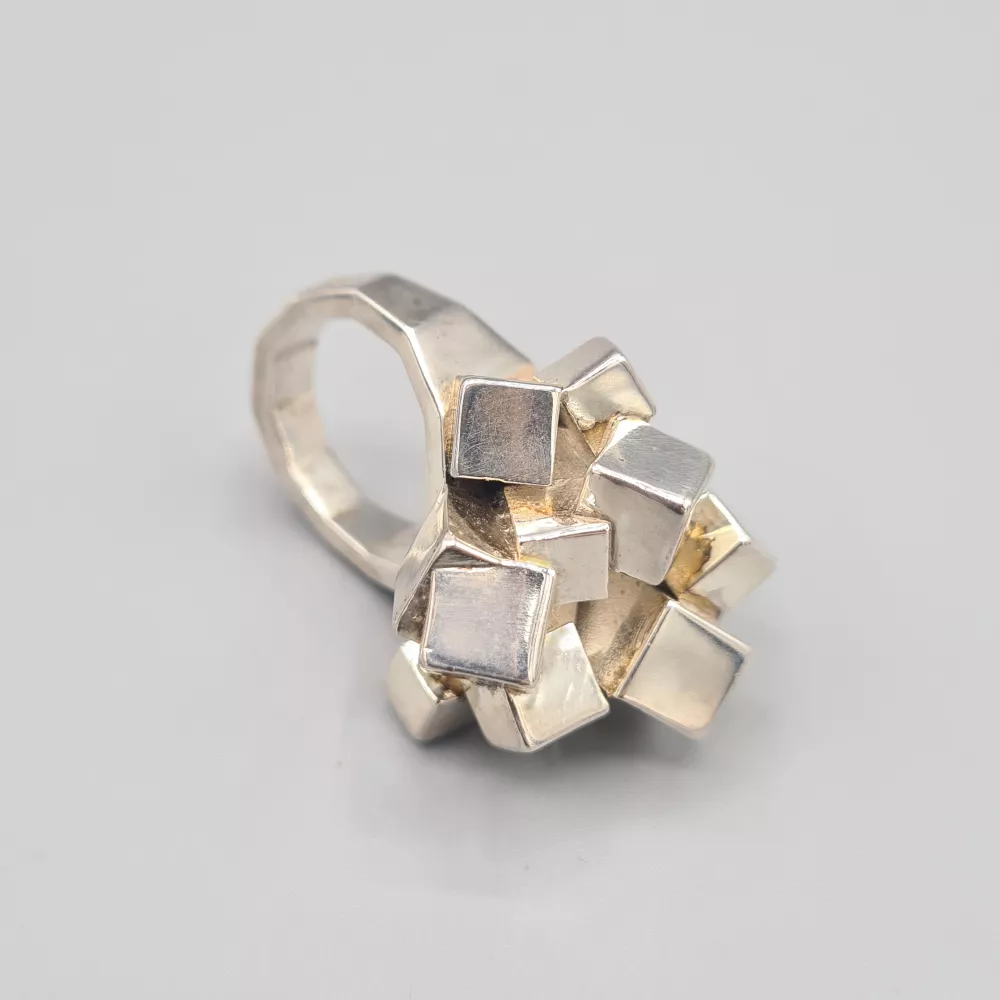 Chevalier-Bague-Voxels-hauts-argent