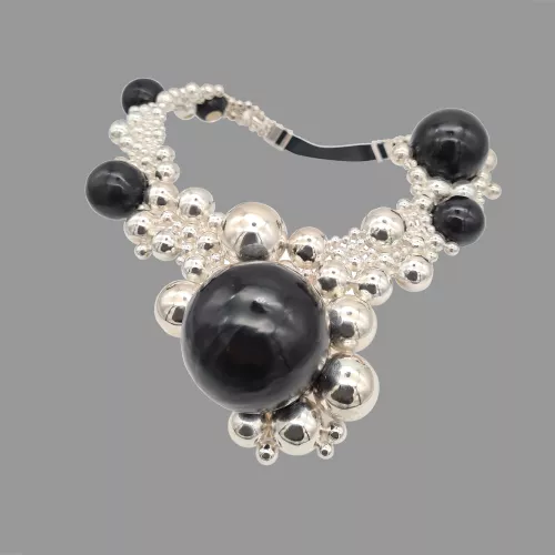 JoanaVasconcelos-Collier-Extravaganza-noir-Fondgrisclair.NET