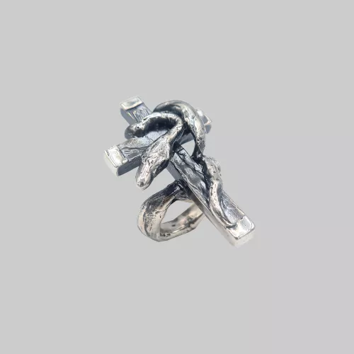 AndresSerrano-bagueCrucifix-Argent-2025-HD1-fondgrisclair