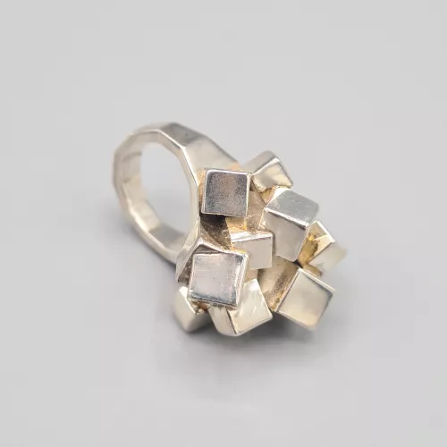 Chevalier-Bague-Voxels-hauts-argent